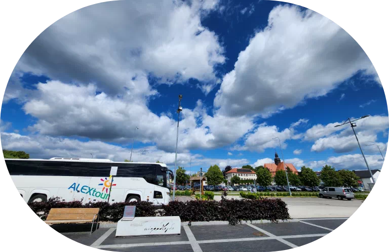 bus na&nbsp;parkingu