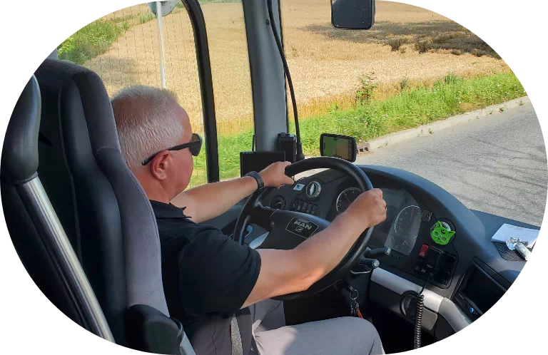 kierowca w&nbsp;autokarze